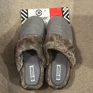 Size 9.5 Isotoner women’s slippers